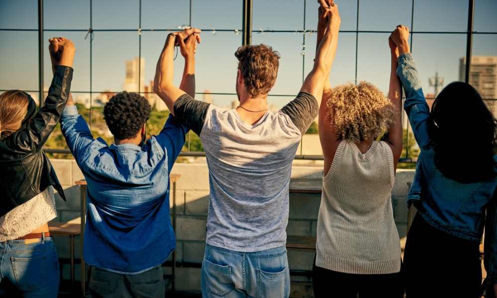 pessoas altamente positivas e motivadas aproveitando momentos de lazer e alegria em grupo.