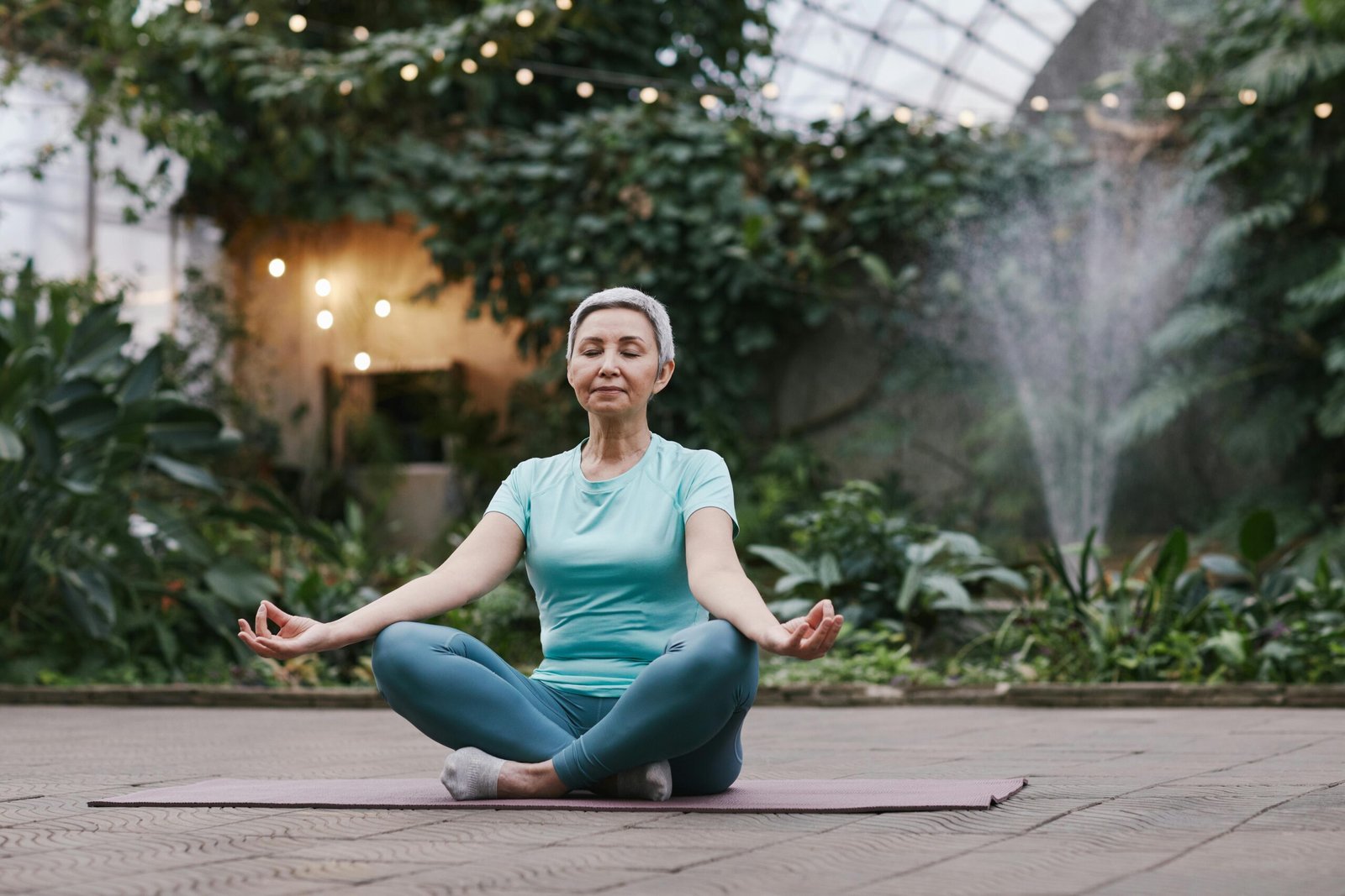 mulher-sentada-meditando-na-natureza